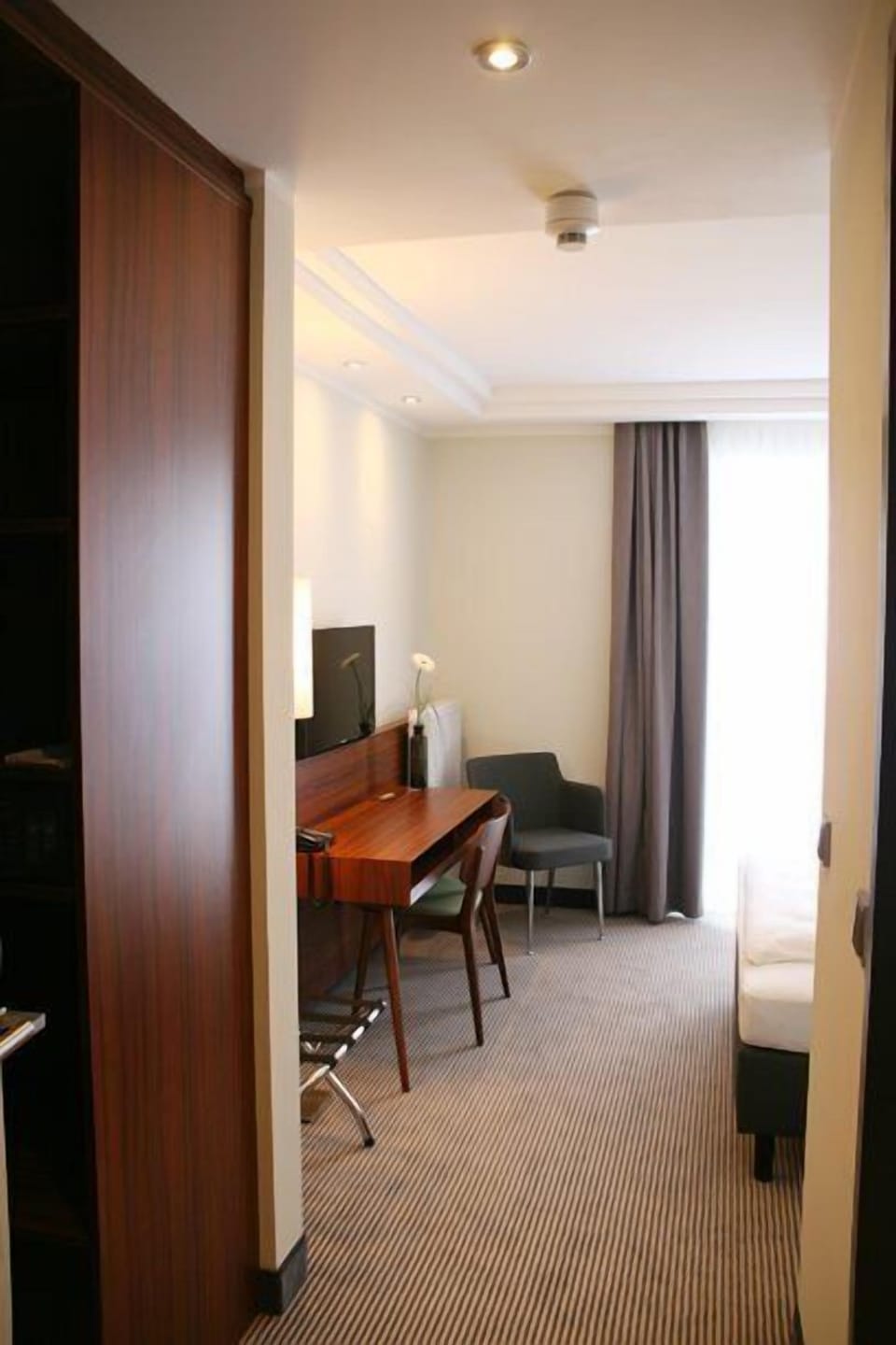 Premium bedding, in-room safe, desk, blackout drapes