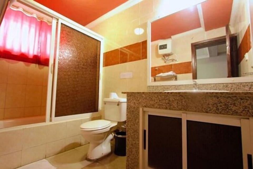 Rainfall showerhead, free toiletries, towels, soap