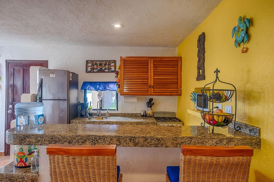 Kitchen w Bar Stools