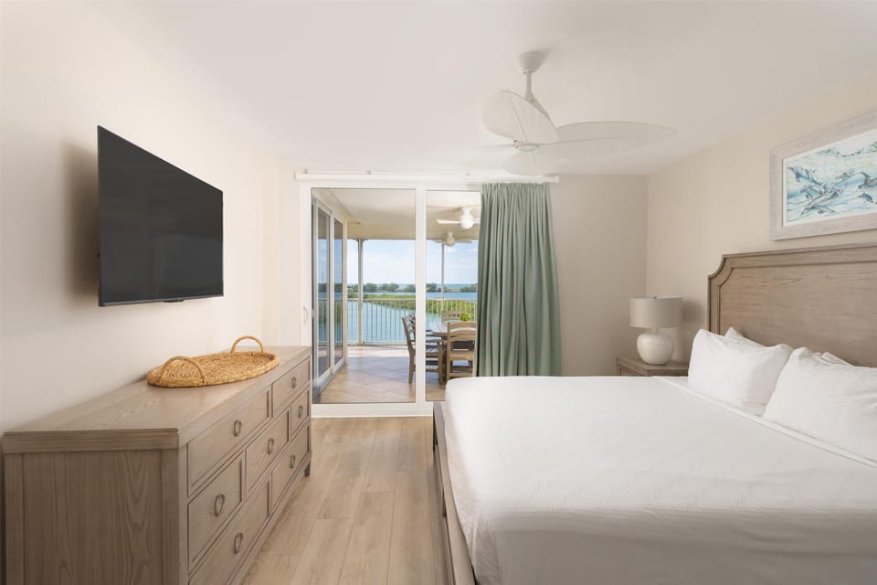 Premium bedding, in-room safe, laptop workspace, blackout drapes