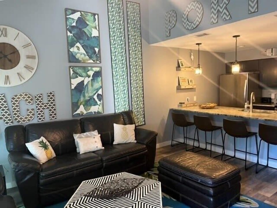 Living room/Bar area