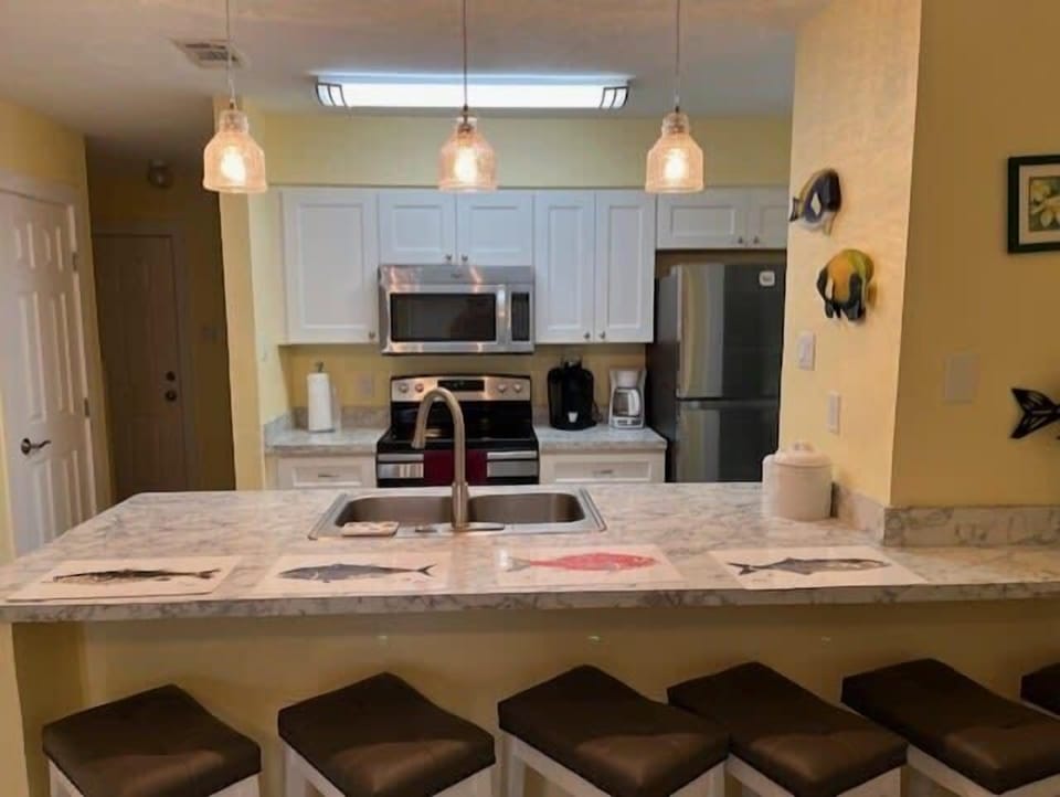 Kitchen/bar area