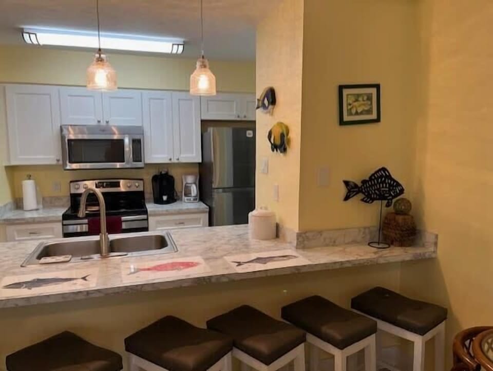 Kitchen/bar area
