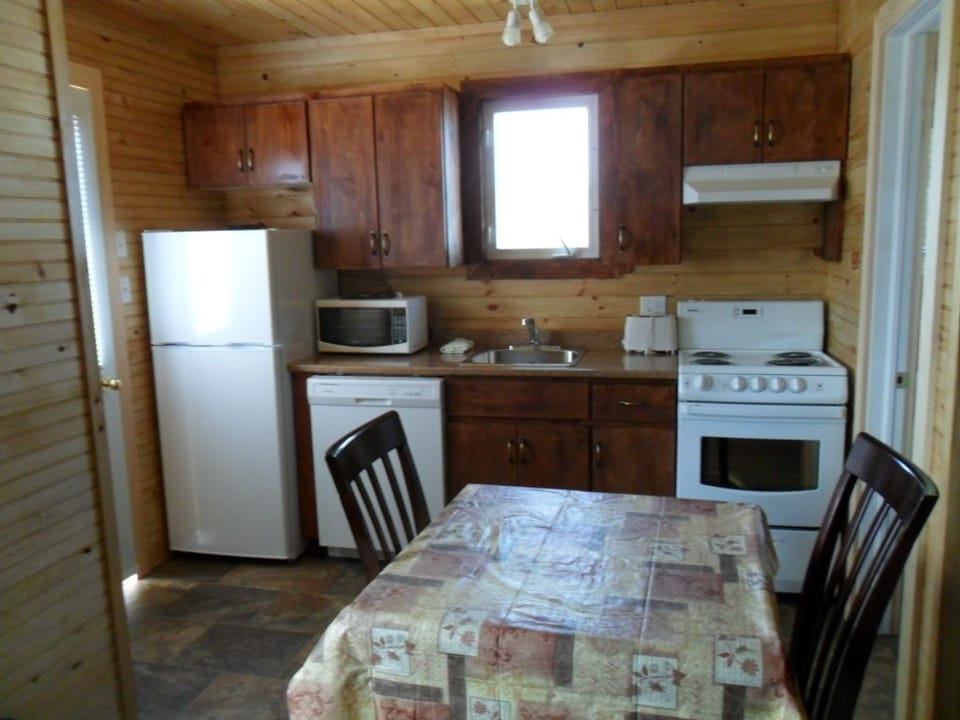 Cabin, Fireplace (Cottage 10) | Private kitchen | Full-size fridge, microwave, oven, coffee/tea maker