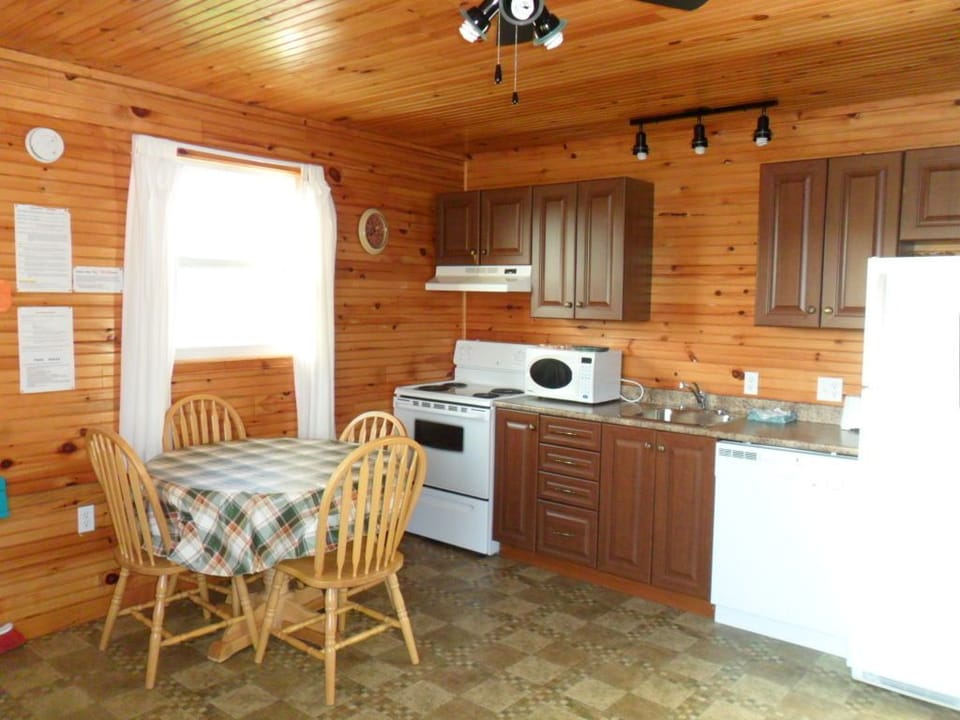 Full-size fridge, microwave, oven, coffee/tea maker