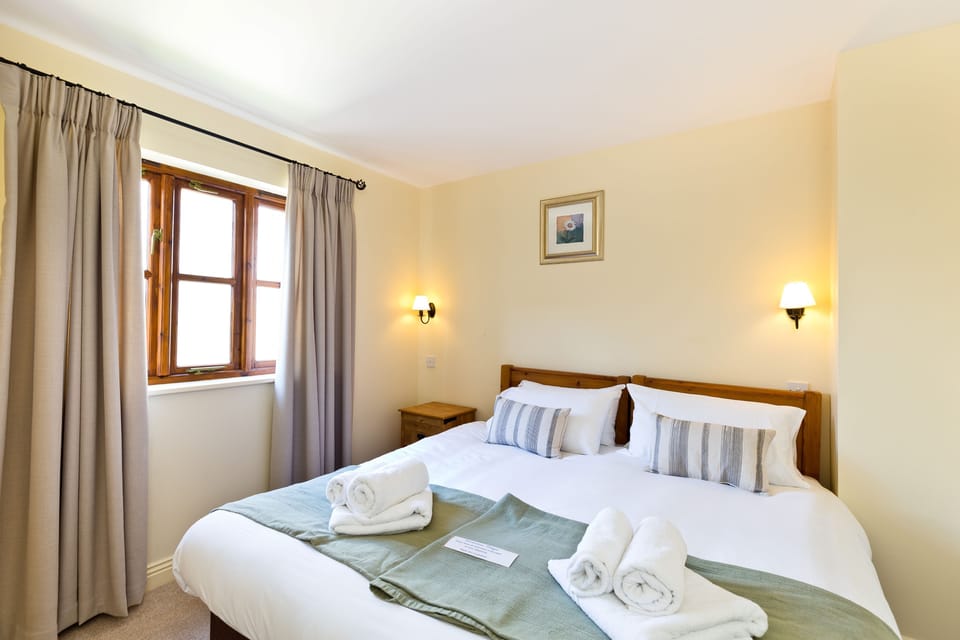 Super-King/Twin Bedroom with separate Bathroom