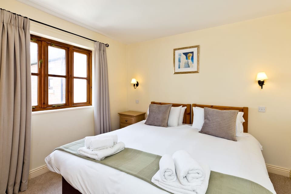 Super-King/Twin Bedroom with Separate Bathroom
