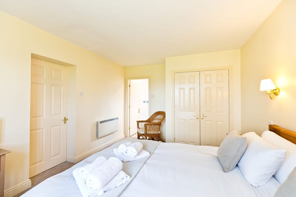 Up-Stairs En-Suite Super-King/Twin Bedroom
