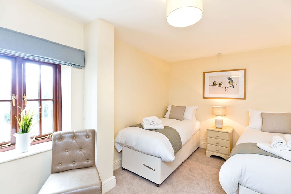 Super-King/Twin Bedroom with Separate Bathroom