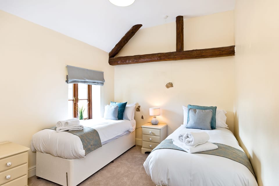 Twin/Super-King Bedroom with separate bathroom