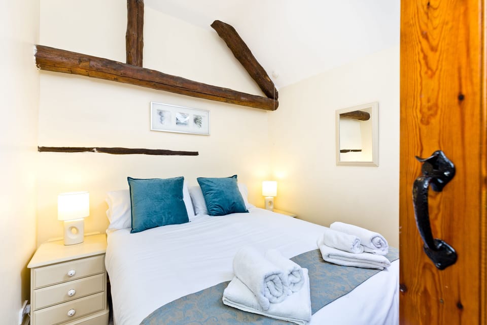 Super-King/Twin bedroom with separate bathroom