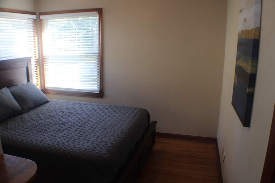 Another queen bedroom