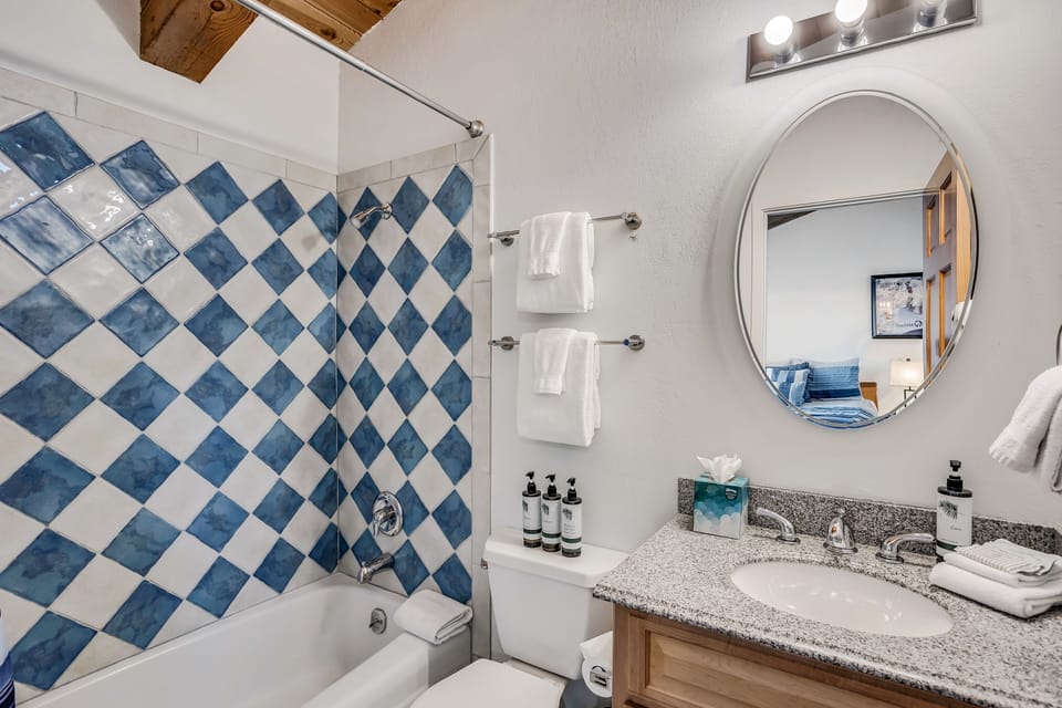 En-suite bathroom with shower/tub combo