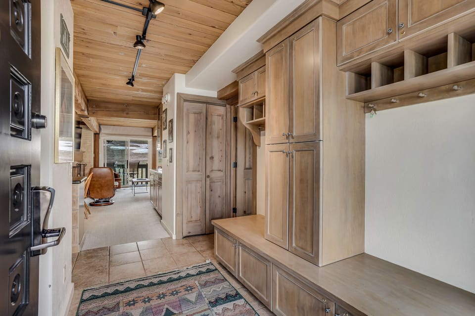 Entrance with storage