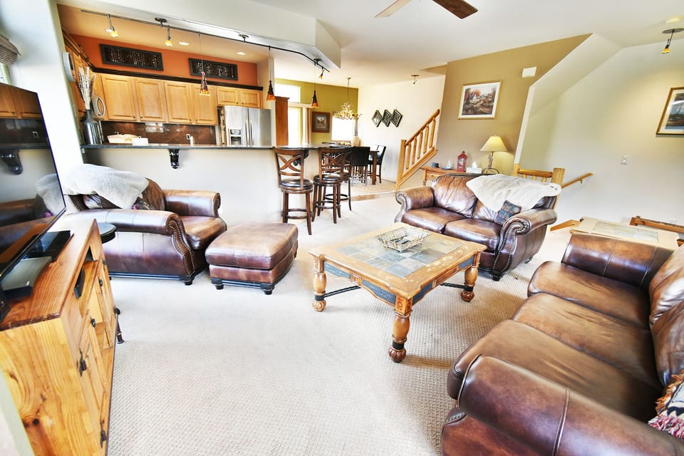 Spacious Living Area - Spacious Living Area