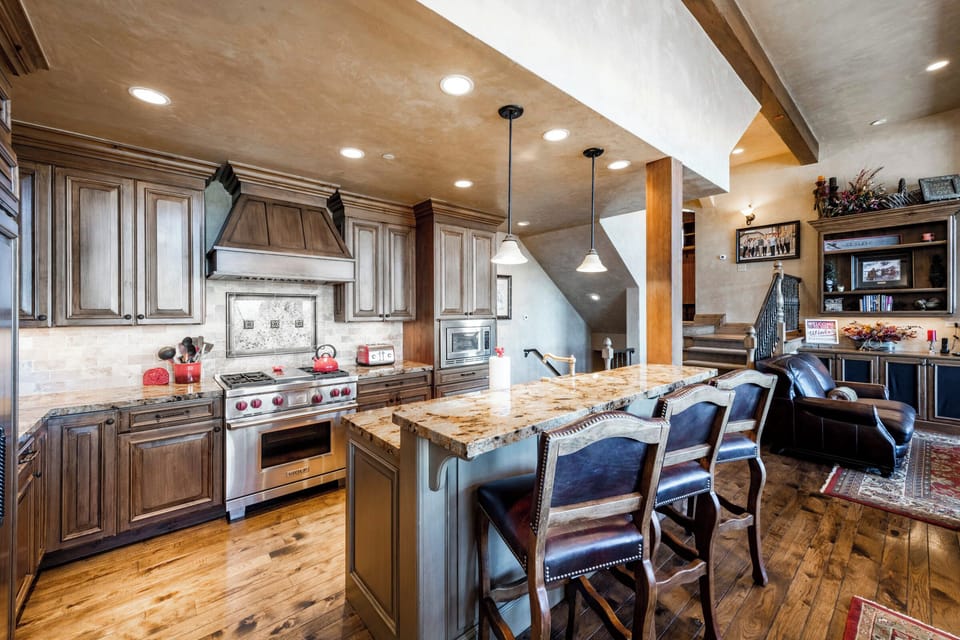 Kitchen (main floor)
