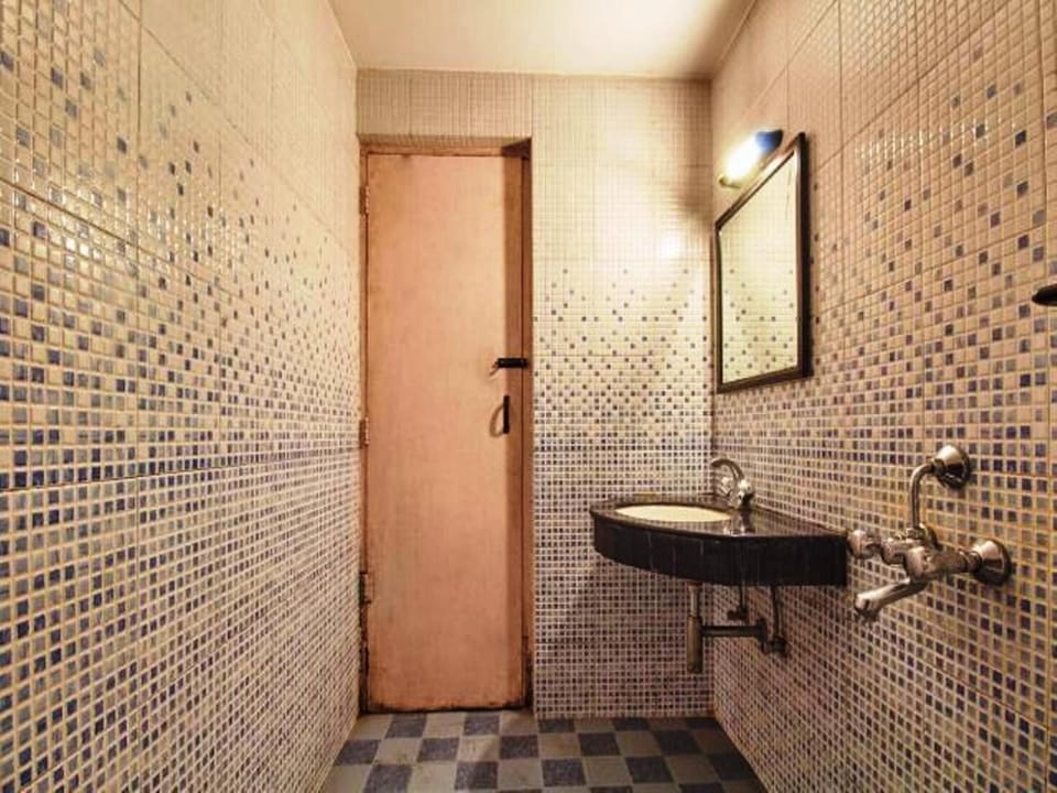 Combined shower/tub, towels, soap, shampoo