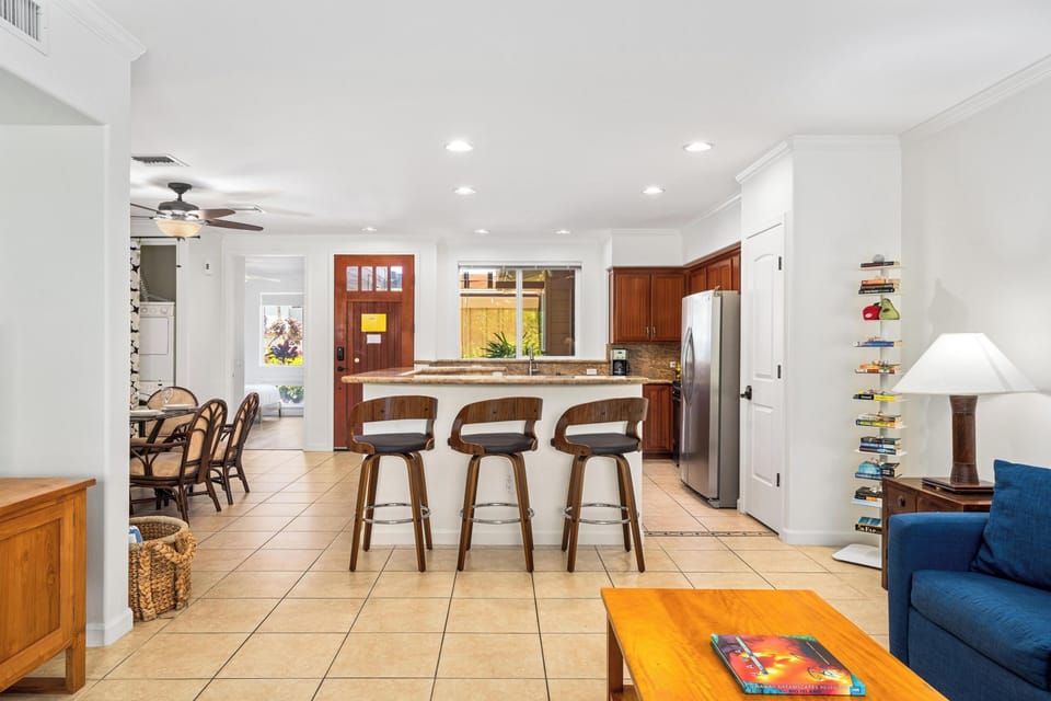 Full kitchen with breakfast bar