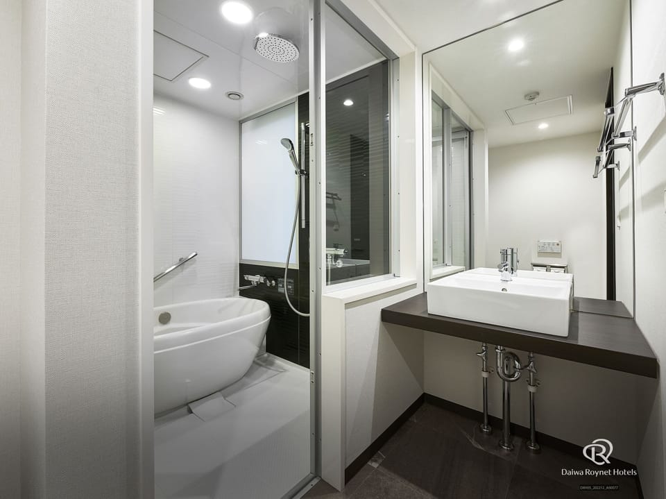 Combined shower/tub, hydromassage showerhead, free toiletries