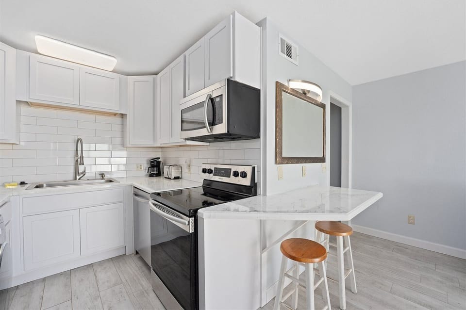 Condo, 1 King Bed (The Summit 1006) | Private kitchen