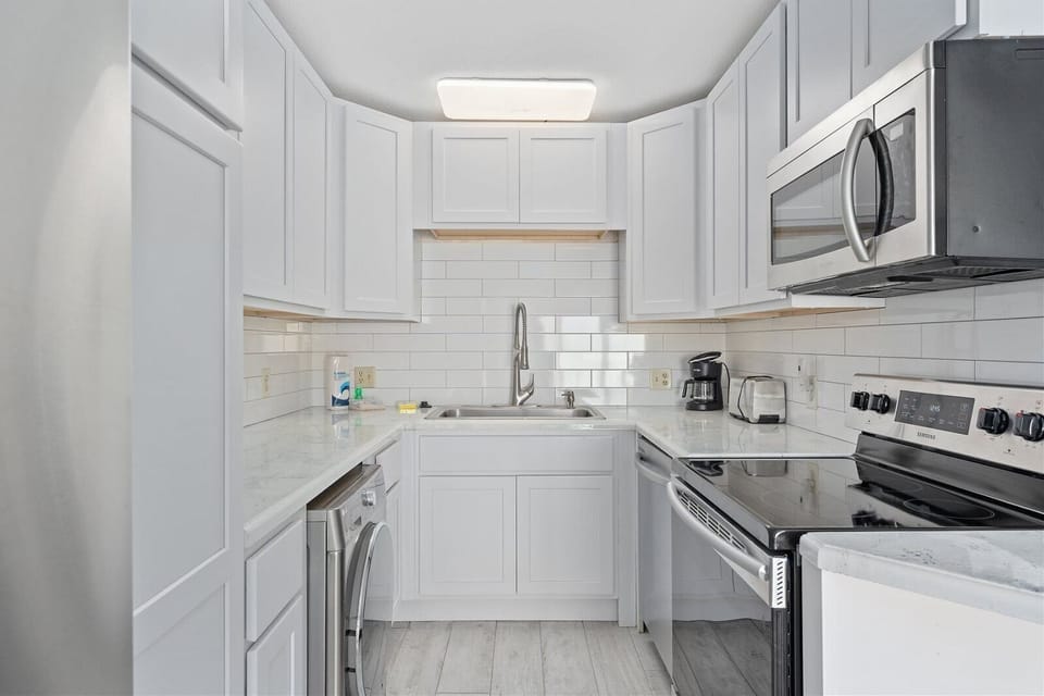 Condo, 1 King Bed (The Summit 1006) | Private kitchen