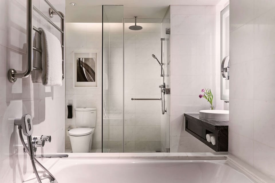Combined shower/tub, deep soaking tub, rainfall showerhead