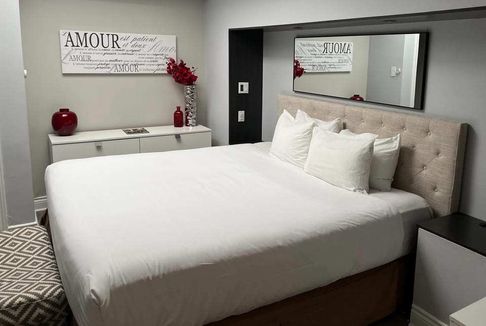 Classic Suite, 1 King Bed | Hypo-allergenic bedding, desk, laptop workspace, iron/ironing board