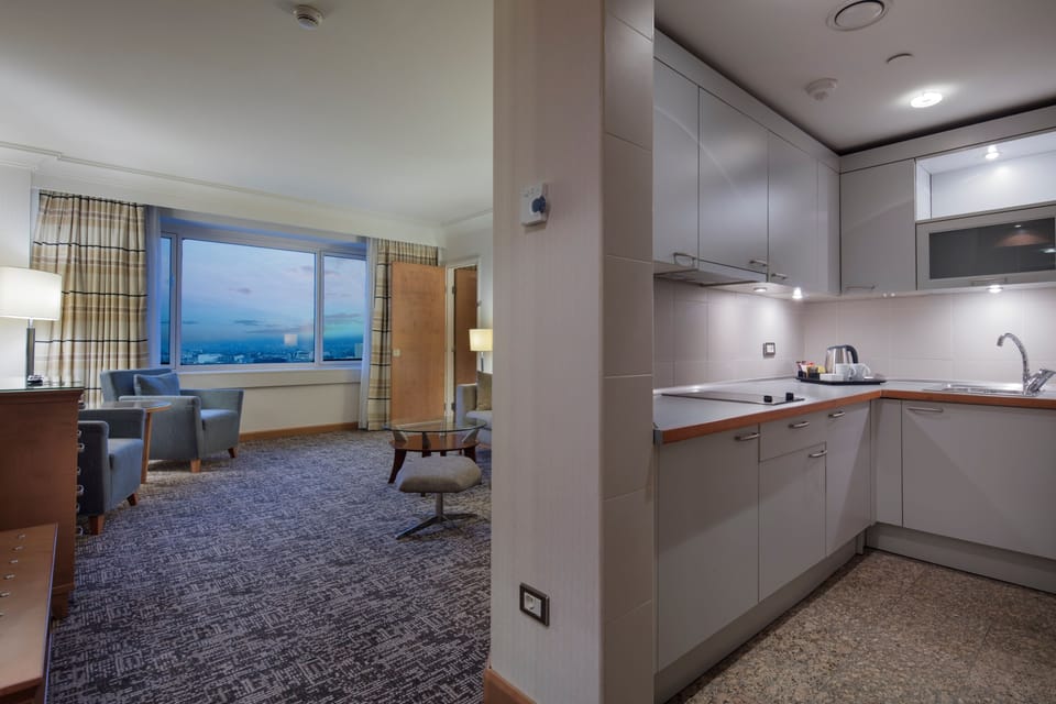 Suite, 1 Bedroom, Kitchen, River View (Business Lounge Access) | Minibar, in-room safe, desk, laptop workspace