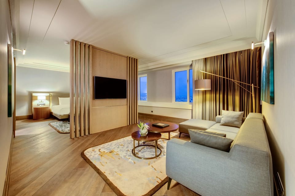 Presidential Suite | Minibar, in-room safe, desk, laptop workspace