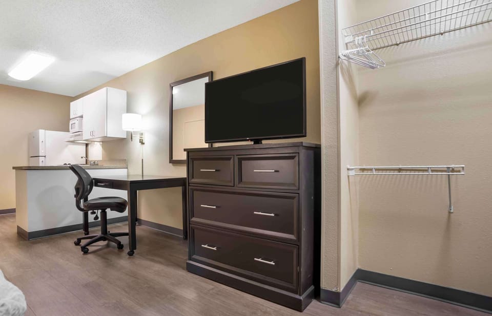Desk, free WiFi, bed sheets