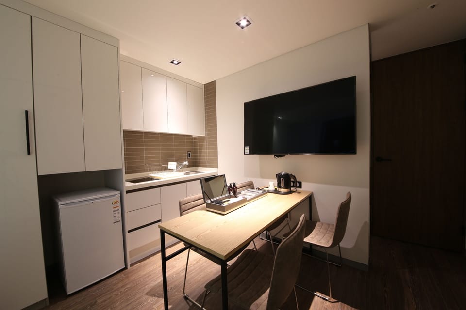Premium Twin Room | Private kitchen | Mini-fridge, electric kettle, cleaning supplies