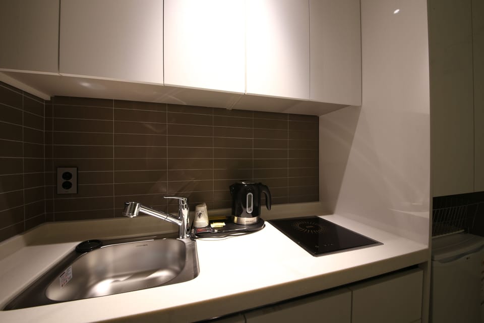 Premium Twin Room | Private kitchen | Mini-fridge, electric kettle, cleaning supplies