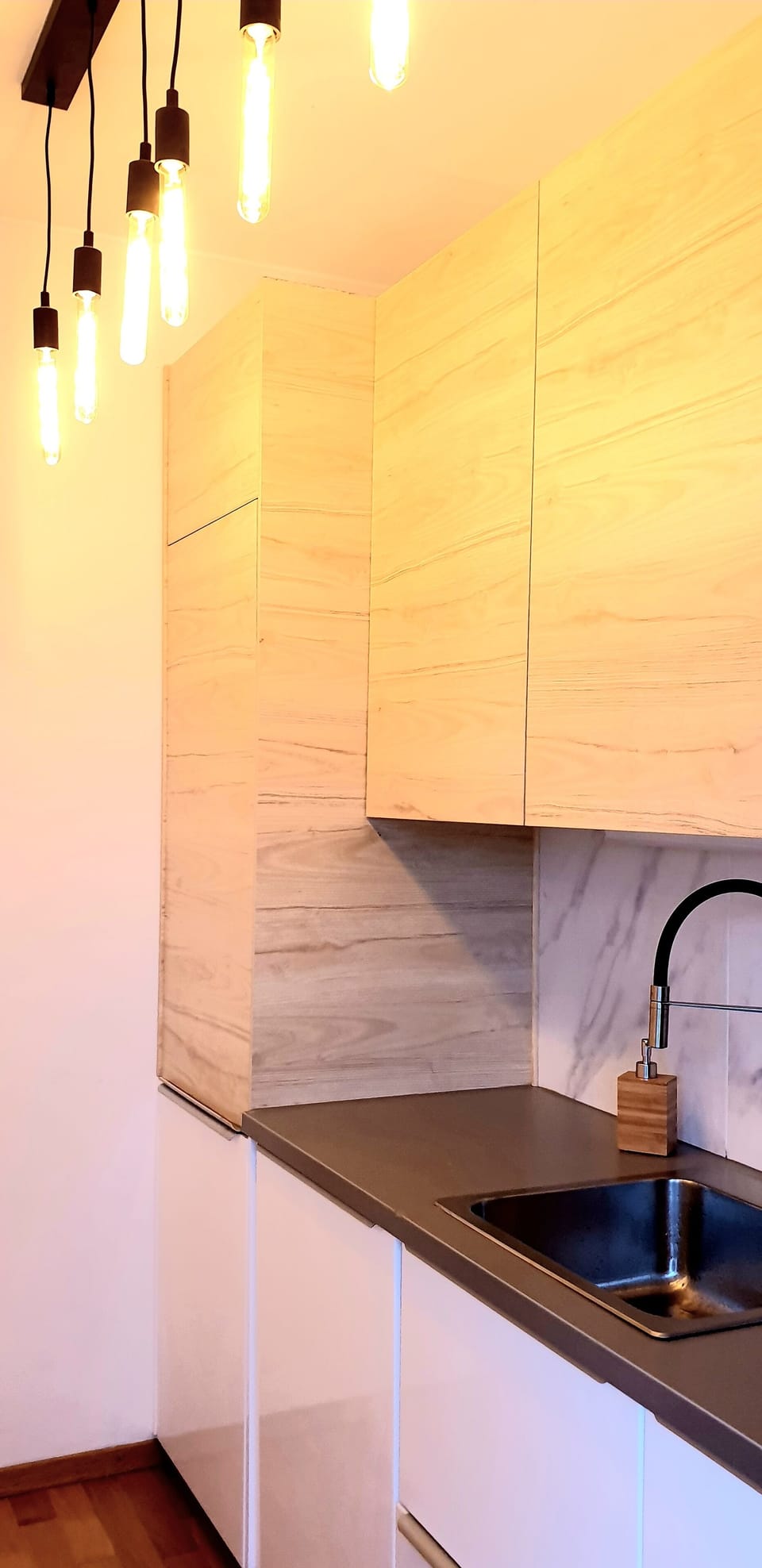 Executive Apartment | Private kitchen | Full-size fridge, microwave, oven, stovetop