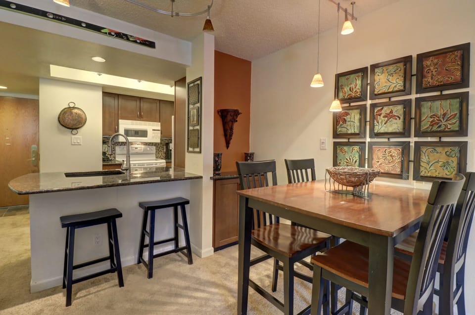 Condo, 1 Bedroom | Dining