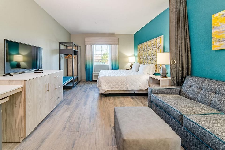 Modern King Hotel Suite image 2
