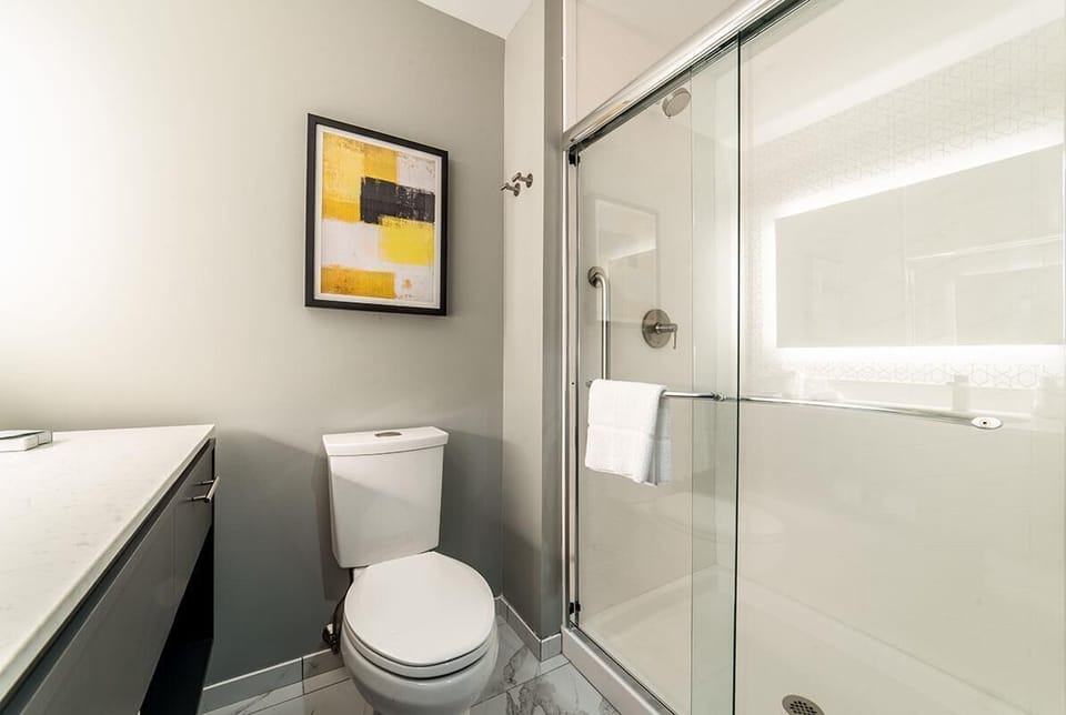 Modern King Hotel Suite image 5