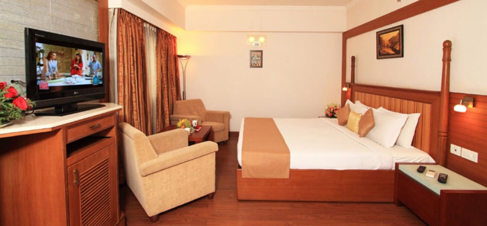  Smart Suite Room | Minibar, in-room safe, desk, laptop workspace