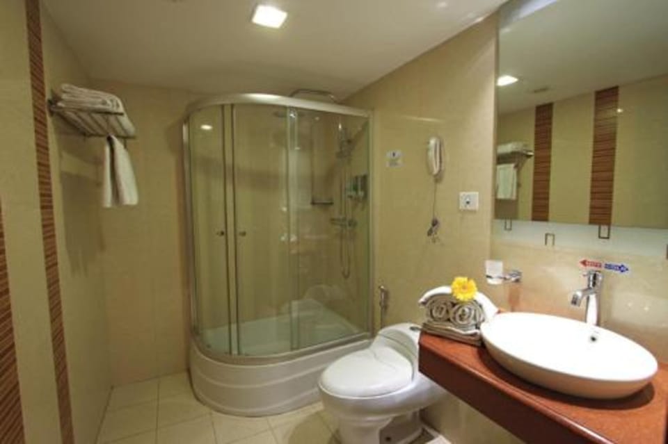 Shower, rainfall showerhead, free toiletries, hair dryer