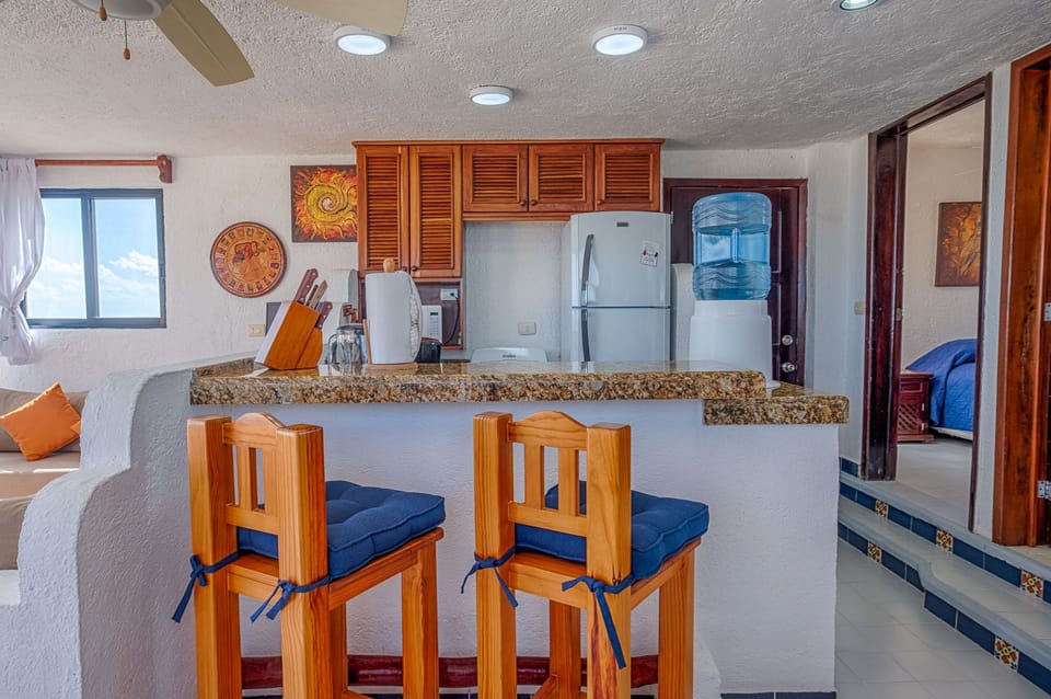 Kitchen w Bar Stools