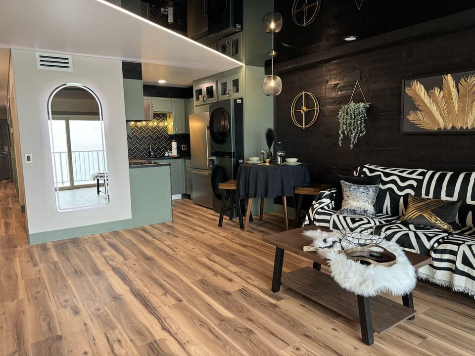 Condo, 1 King Bed with Sofa bed (The Summit 1107) | Interior