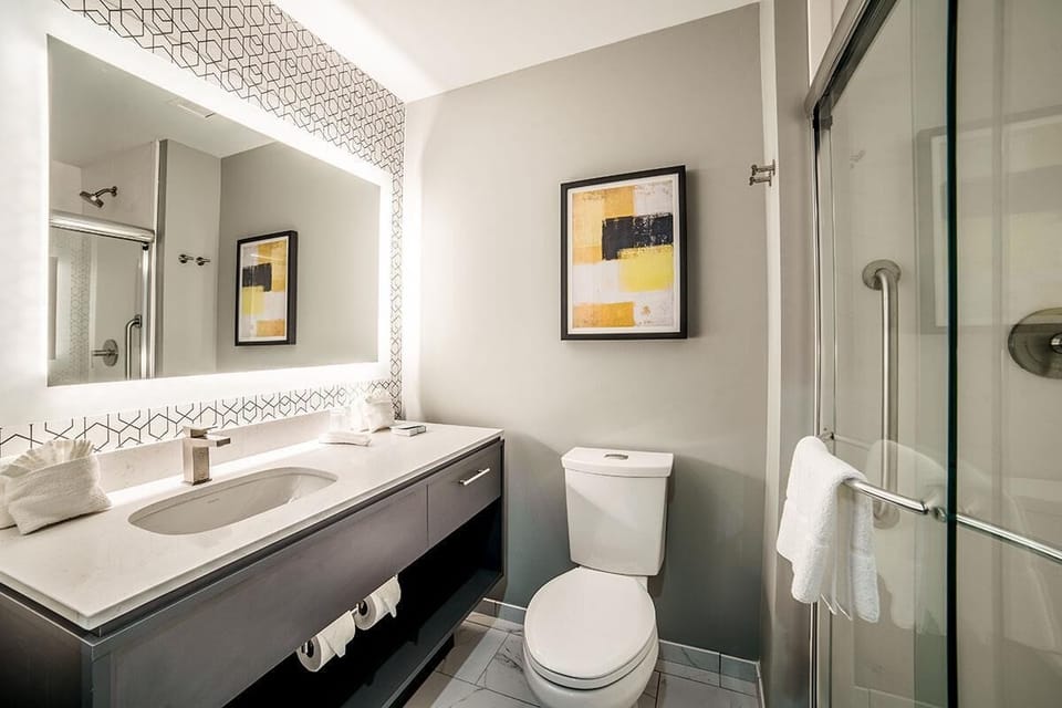 Modern Queen Hotel Suite image 4