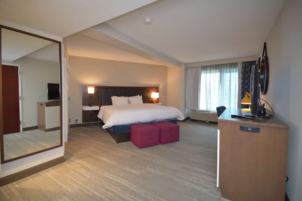 Deluxe Room, 1 King Bed, Non Smoking | In-room safe, desk, laptop workspace, iron/ironing board