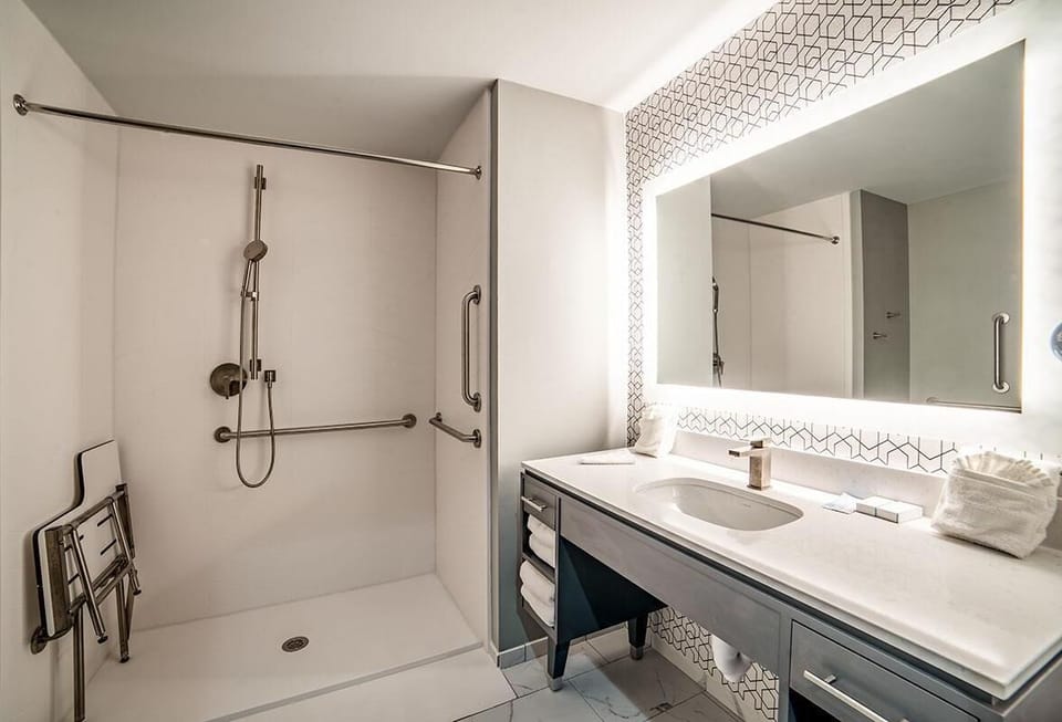 Modern Queen ADA Hotel Suite image 4