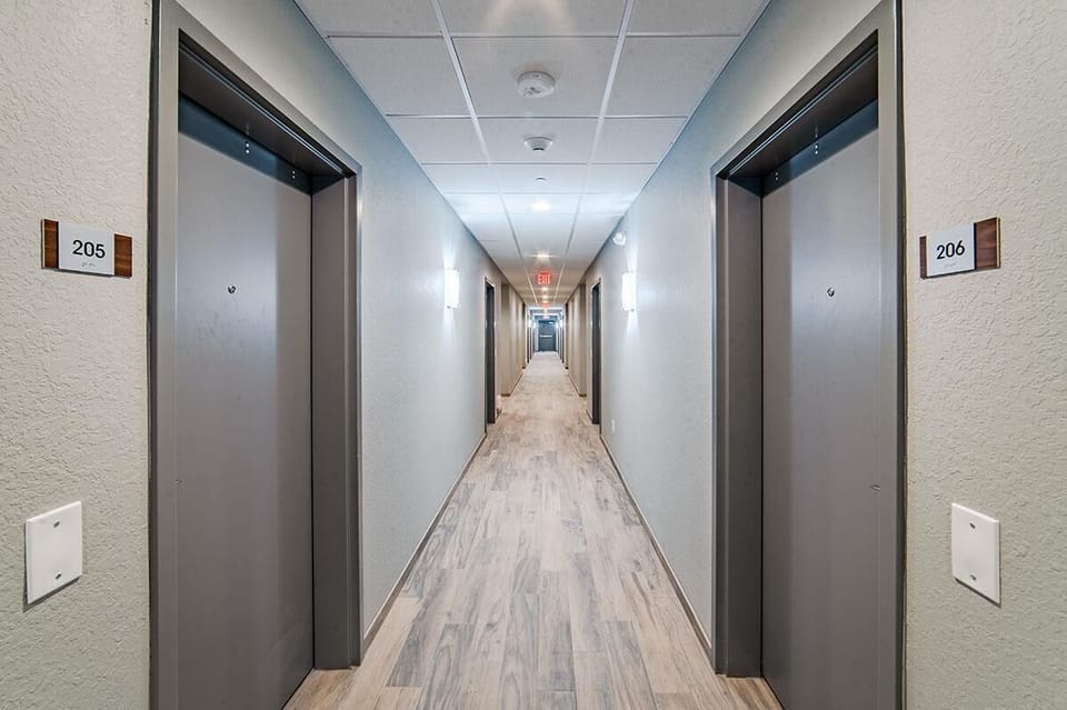 Modern Queen ADA Hotel Suite image 6