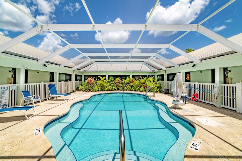 Modern King ADA Hotel Suite image 7