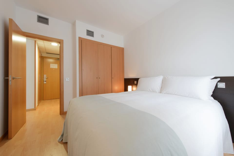 In-room safe, soundproofing, iron/ironing board, free WiFi