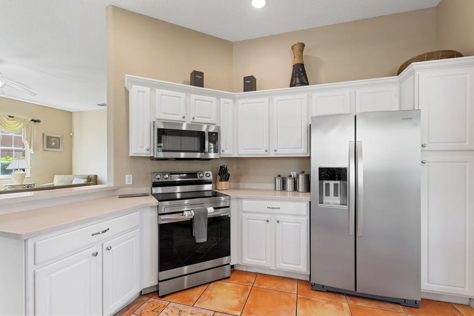 Fully equipped kitchen with stainless appliances Fully equipped kitchen with stainless appliances at Sunset Corner Retreat by Shine Villas Sunset Corner Retreat by Shine Villas