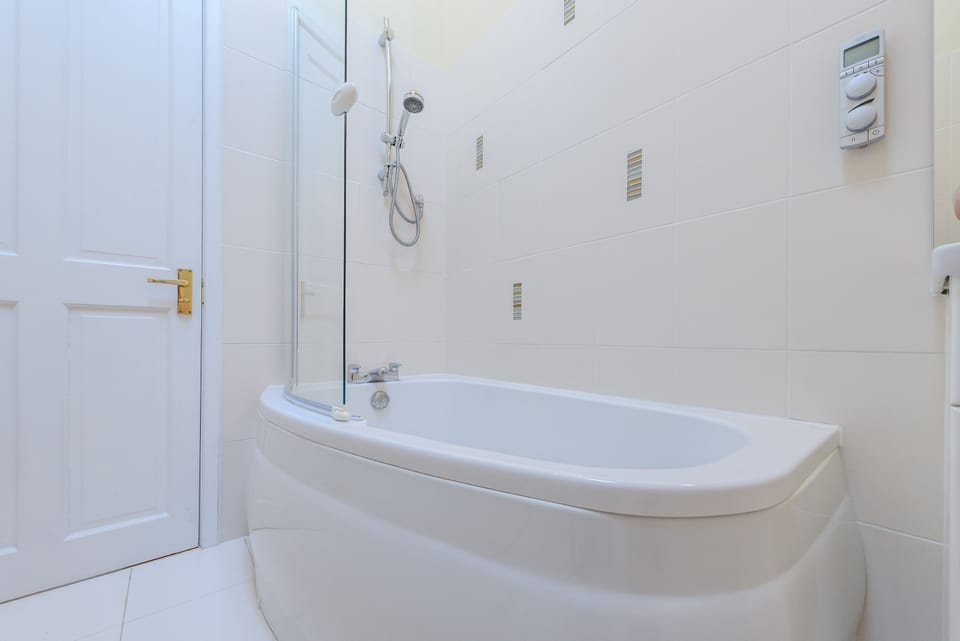 Coursehill Barn Annex Bathroom - StayCotswold