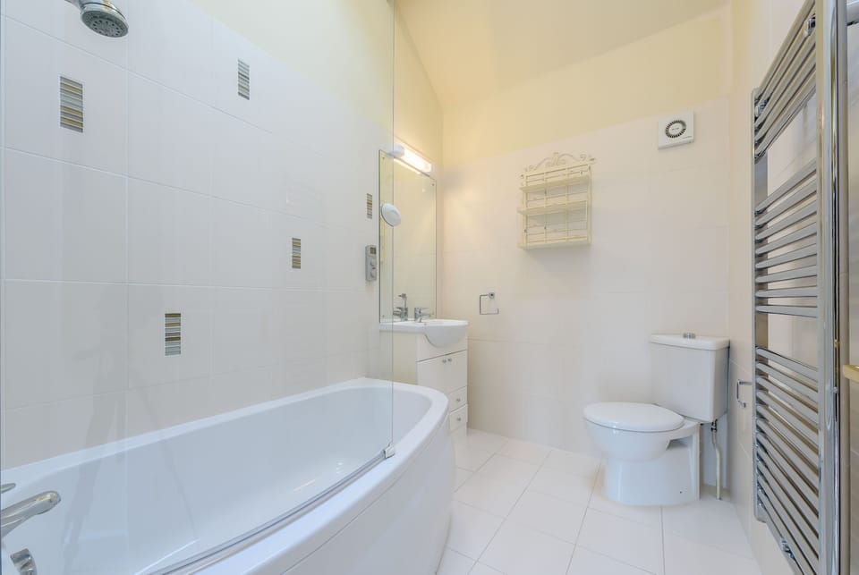 Coursehill Barn Annex Bathroom - StayCotswold