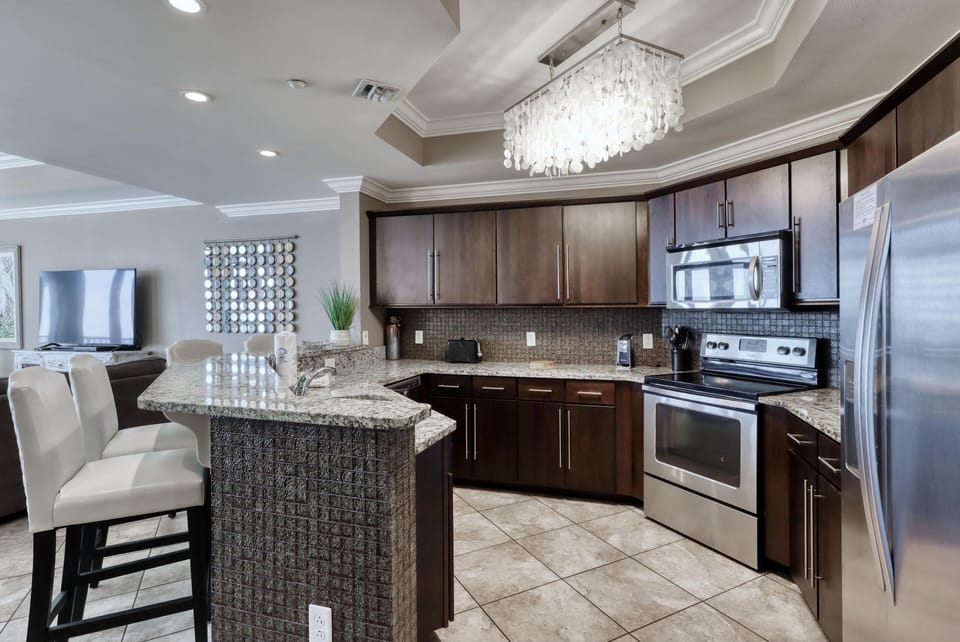 Oasis 1705, 3 Bedroom 4 Bathroom. 17th Floor. Sleeps 12. Managed by Island Rentals